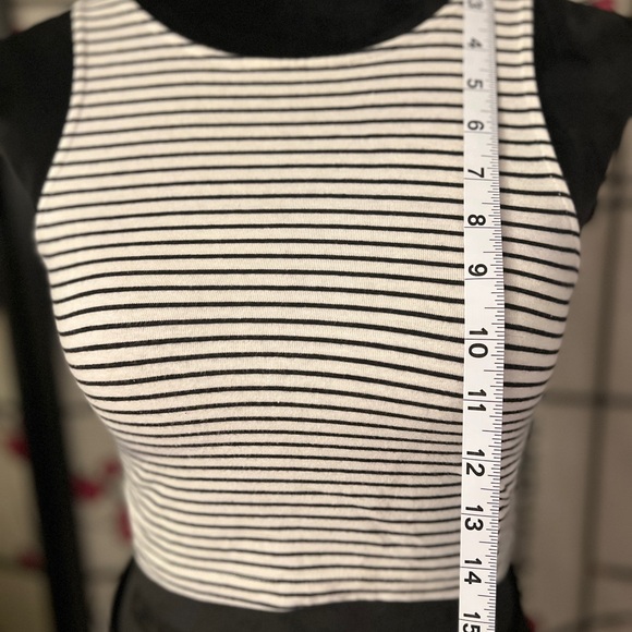 Black and White Striped Crop Top - Picture 3 of 4